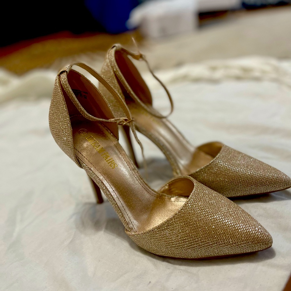 Selling new pumps. Gold 9.5.  Brand: Dream Pairs